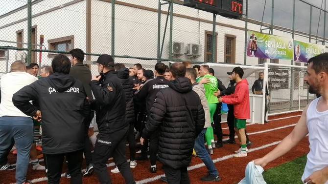 Rize'de amatör maçta sahaya yakışmayan görüntüler 6