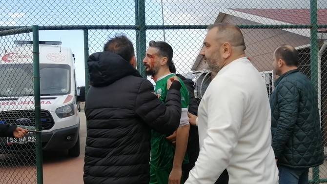 Rize'de amatör maçta sahaya yakışmayan görüntüler 7