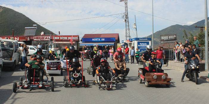 Artvin'de atık malzemelerden tasarlanan motorsuz araçlar yarıştı