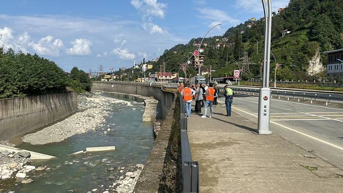 Rize'de Yağışlar Sonrası Yollar ve Derelerde İnceleme 4