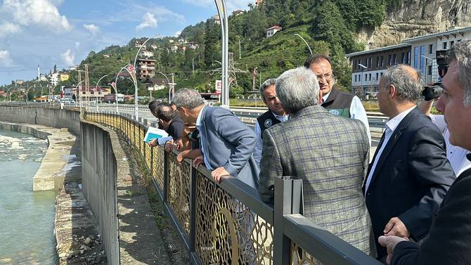 Rize'de Yağışlar Sonrası Yollar ve Derelerde İnceleme 9