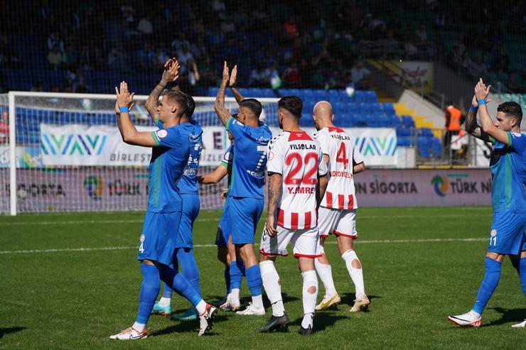 Çaykur Rizespor - Yilport Samsunspor maçından kareler 7