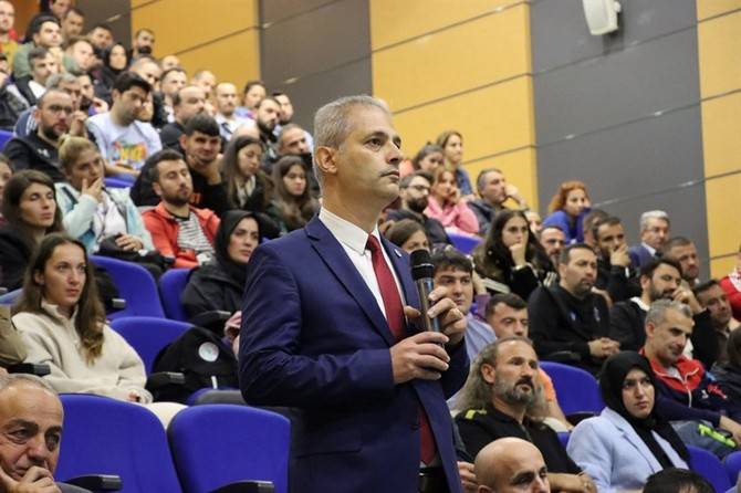 Rize Valisi Baydaş beden eğitimi öğretmenleri ve antrenörlerle bir araya geldi 15