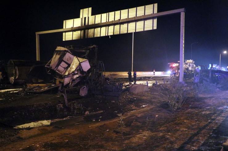 Gaziantep'te freni boşalan tankerin minibüs ve 2 iş makinesine çarpmasıyla yangın çıktı 3 ölü, 11 yaralı 10