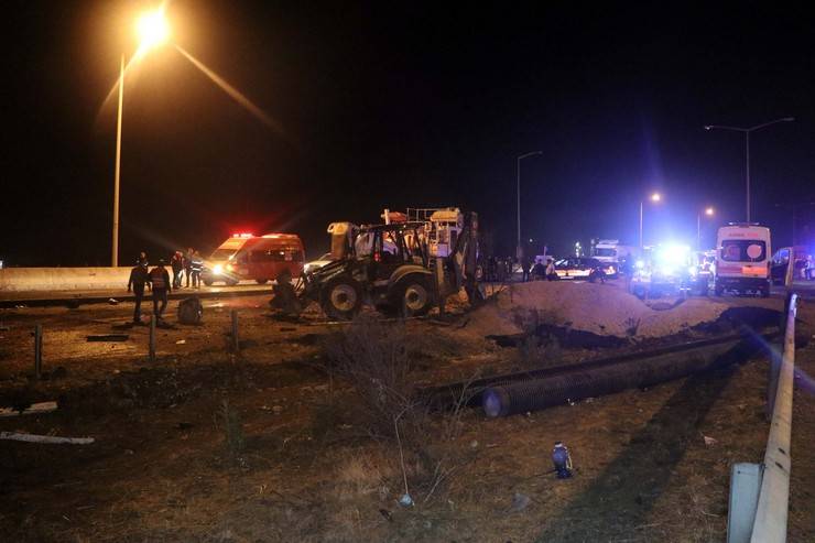 Gaziantep'te freni boşalan tankerin minibüs ve 2 iş makinesine çarpmasıyla yangın çıktı 3 ölü, 11 yaralı 13