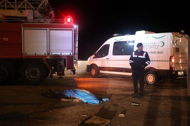 Gaziantep'te freni boşalan tankerin minibüs ve 2 iş makinesine çarpmasıyla yangın çıktı 3 ölü, 11 yaralı 15