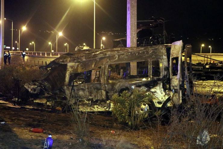 Gaziantep'te freni boşalan tankerin minibüs ve 2 iş makinesine çarpmasıyla yangın çıktı 3 ölü, 11 yaralı 2