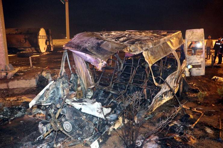 Gaziantep'te freni boşalan tankerin minibüs ve 2 iş makinesine çarpmasıyla yangın çıktı 3 ölü, 11 yaralı 3