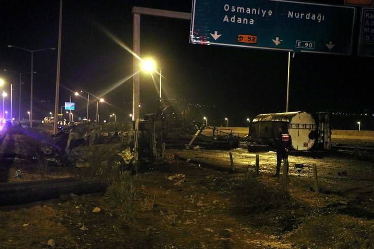 Gaziantep'te freni boşalan tankerin minibüs ve 2 iş makinesine çarpmasıyla yangın çıktı 3 ölü, 11 yaralı 4