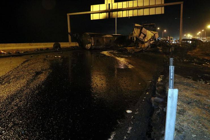Gaziantep'te freni boşalan tankerin minibüs ve 2 iş makinesine çarpmasıyla yangın çıktı 3 ölü, 11 yaralı 8
