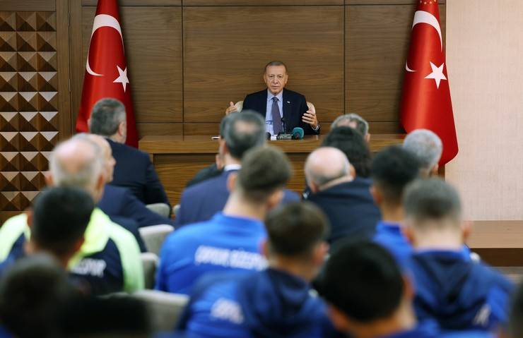 Çaykur Rizespor Kulübü Başkanı Turgut’tan Cumhurbaşkanı Erdoğan’a Atmaca Heykeli Hediyesi 1