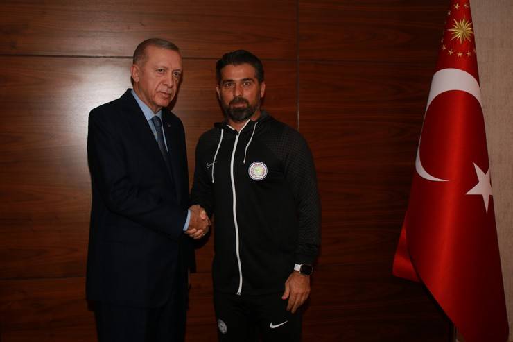 Çaykur Rizespor Kulübü Başkanı Turgut’tan Cumhurbaşkanı Erdoğan’a Atmaca Heykeli Hediyesi 11