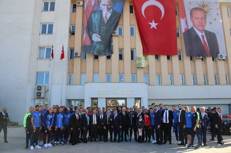 Çaykur Rizespor Kulübü Başkanı Turgut’tan Cumhurbaşkanı Erdoğan’a Atmaca Heykeli Hediyesi 12