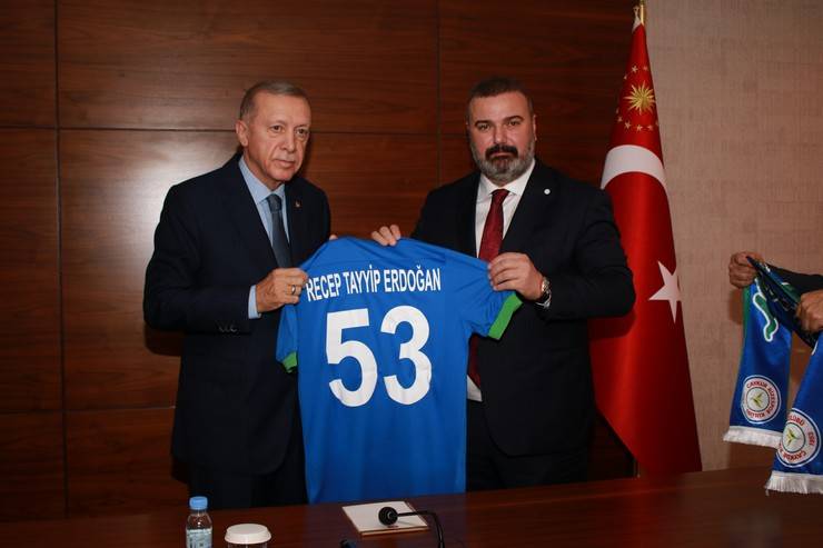 Çaykur Rizespor Kulübü Başkanı Turgut’tan Cumhurbaşkanı Erdoğan’a Atmaca Heykeli Hediyesi 7