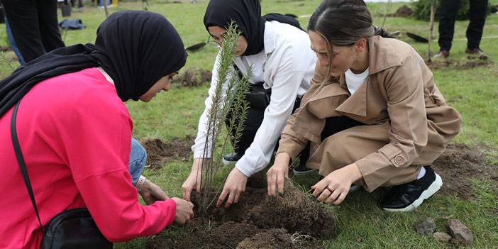 Rize'de "Milli Ağaçlandırma Günü"nde fidanlar toprakla buluşturuldu
