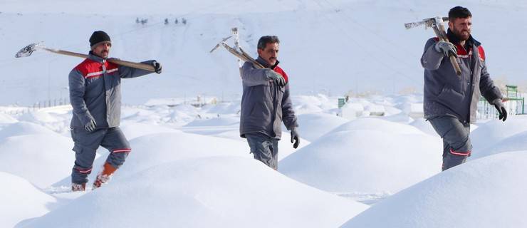 Erzurum'da kışlık bin mezar kazıldı 18