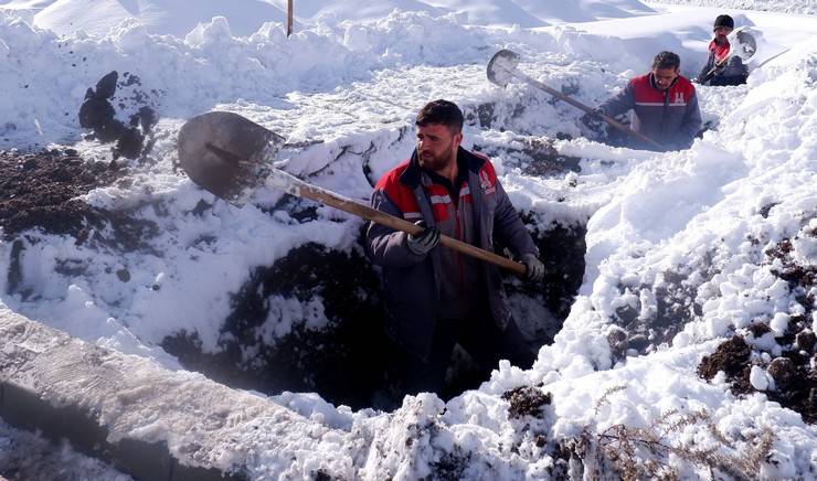 Erzurum'da kışlık bin mezar kazıldı 2