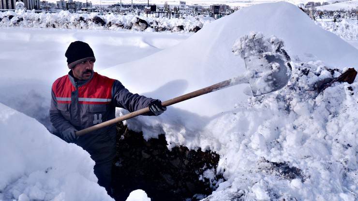 Erzurum'da kışlık bin mezar kazıldı 4