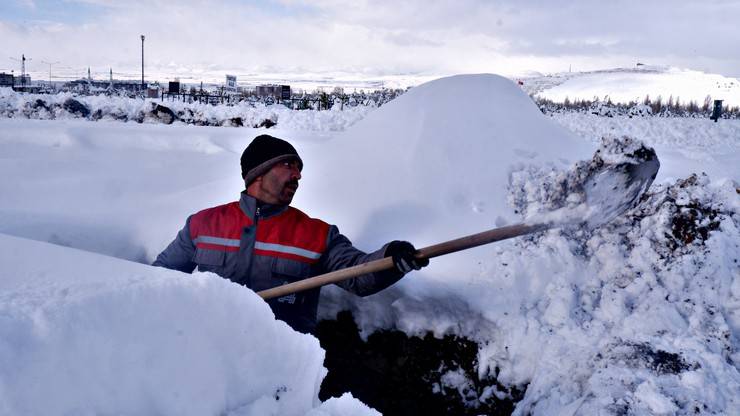 Erzurum'da kışlık bin mezar kazıldı 5