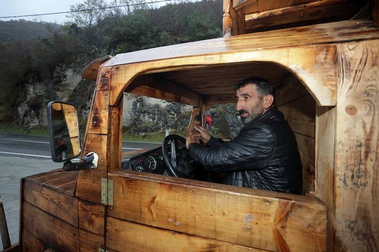 Trabzonlu inşaat ustası hurda malzemelerle ahşap kamyonet yaptı 6