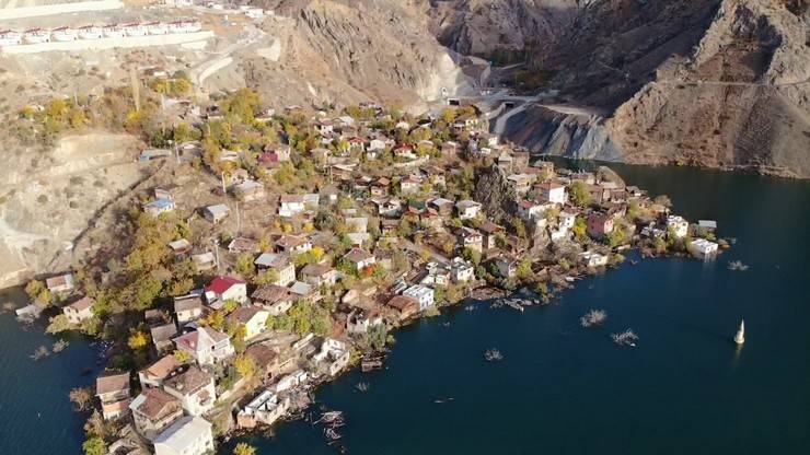 Elektrik üretimine başlayan Yusufeli Barajı’nda son köy de sular altında kalıyor 4