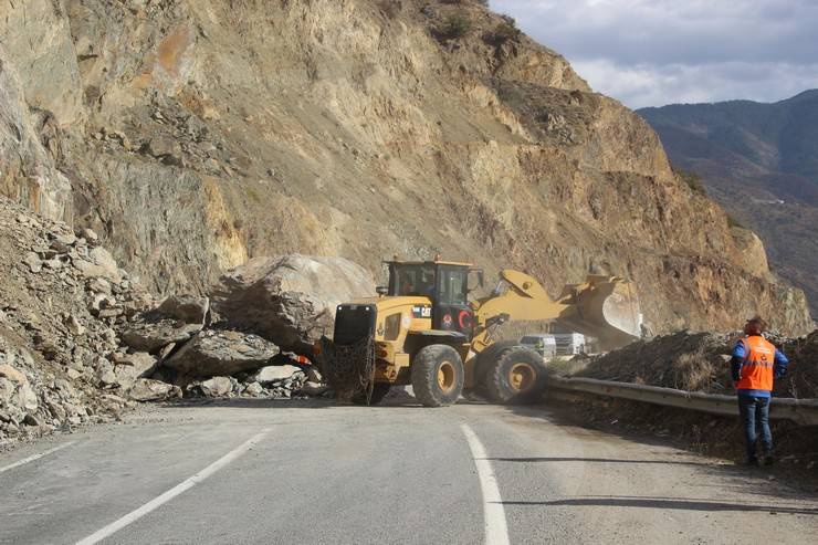 Artvin'de heyelan; kayalar kara yoluna düştü 1