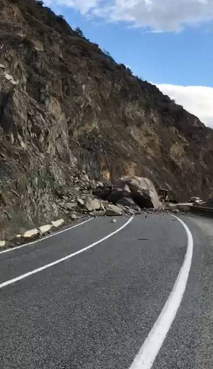 Artvin'de heyelan; kayalar kara yoluna düştü 12