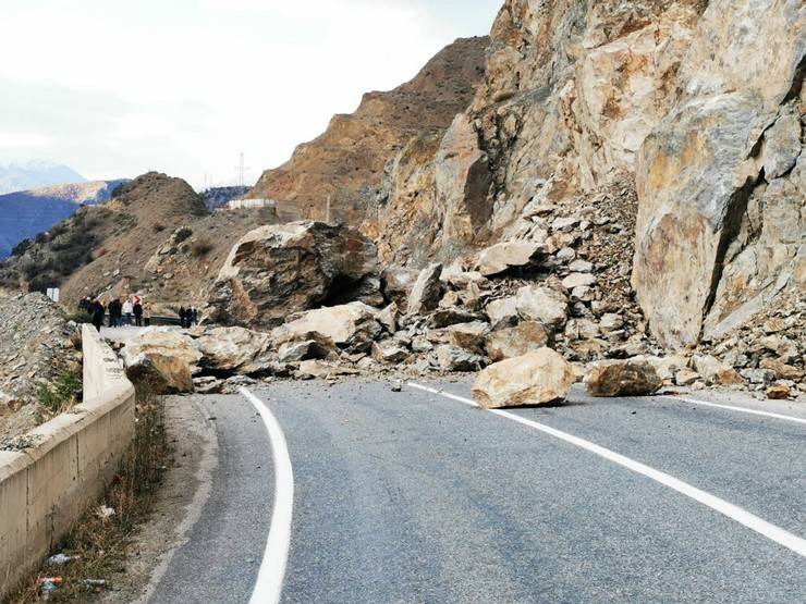 Artvin'de heyelan; kayalar kara yoluna düştü 13