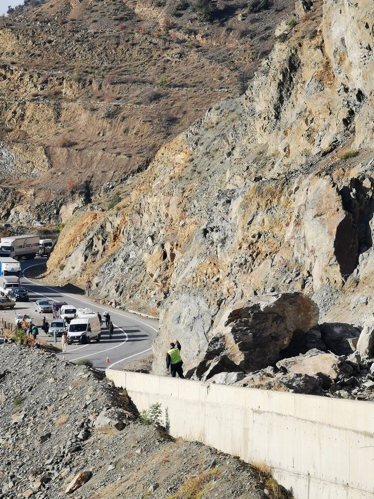 Artvin'de heyelan; kayalar kara yoluna düştü 14