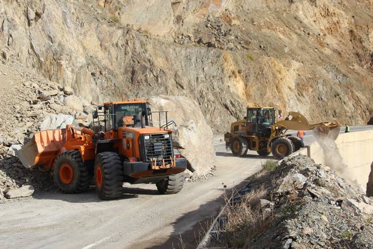 Artvin'de heyelan; kayalar kara yoluna düştü 3