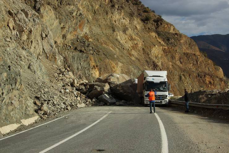 Artvin'de heyelan; kayalar kara yoluna düştü 6