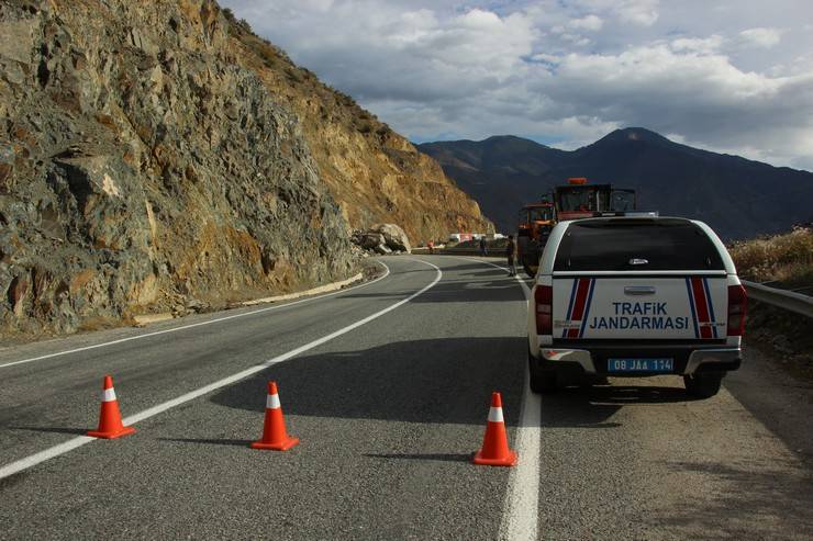 Artvin'de heyelan; kayalar kara yoluna düştü 7