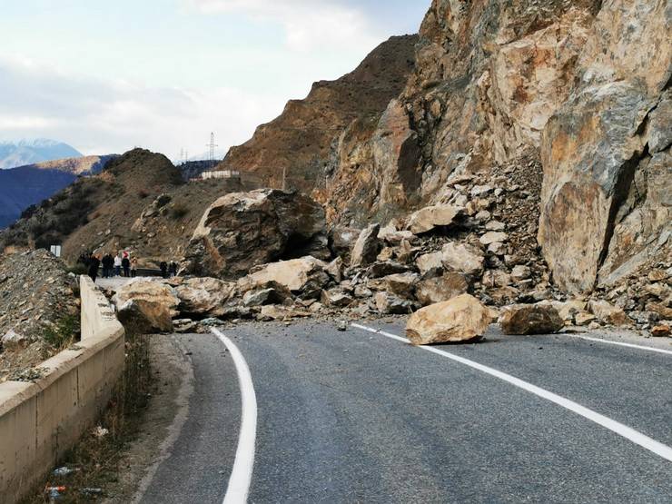 Artvin'de heyelan; kayalar kara yoluna düştü 8