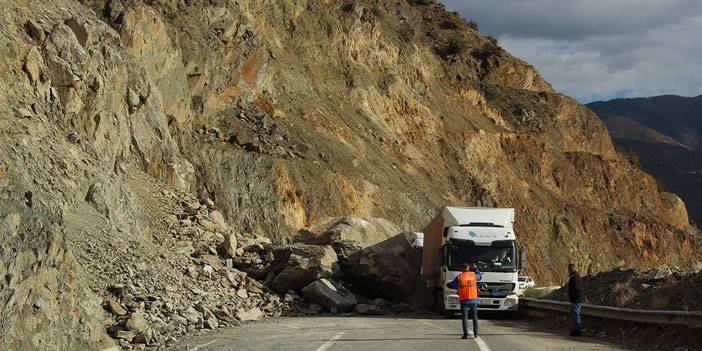 Artvin'de heyelan; kayalar kara yoluna düştü