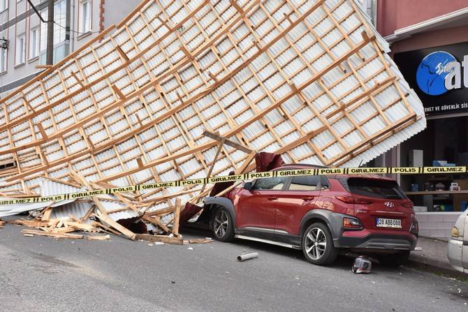 Giresun'da fırtına; çatılar uçtu; 1'i çocuk 2 kişi yaralı 10