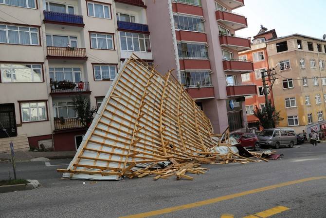 Giresun'da fırtına; çatılar uçtu; 1'i çocuk 2 kişi yaralı 12