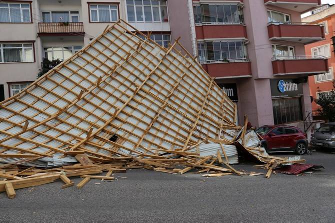 Giresun'da fırtına; çatılar uçtu; 1'i çocuk 2 kişi yaralı 13