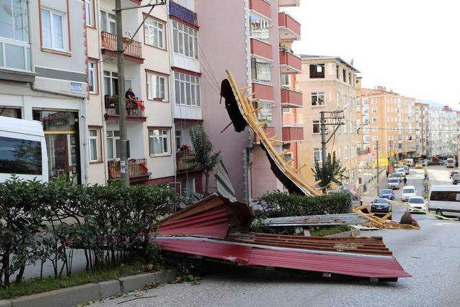 Giresun'da fırtına; çatılar uçtu; 1'i çocuk 2 kişi yaralı 14