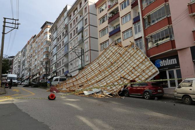 Giresun'da fırtına; çatılar uçtu; 1'i çocuk 2 kişi yaralı 15