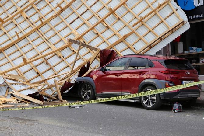 Giresun'da fırtına; çatılar uçtu; 1'i çocuk 2 kişi yaralı 16