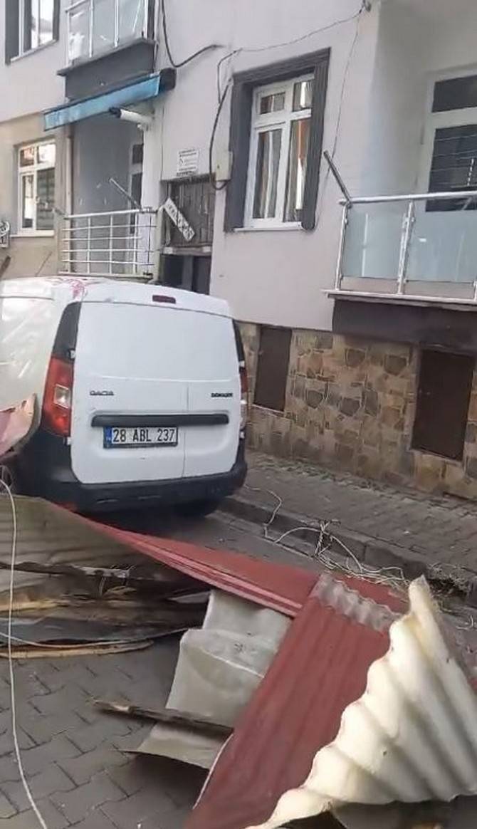 Giresun'da fırtına; çatılar uçtu; 1'i çocuk 2 kişi yaralı 18