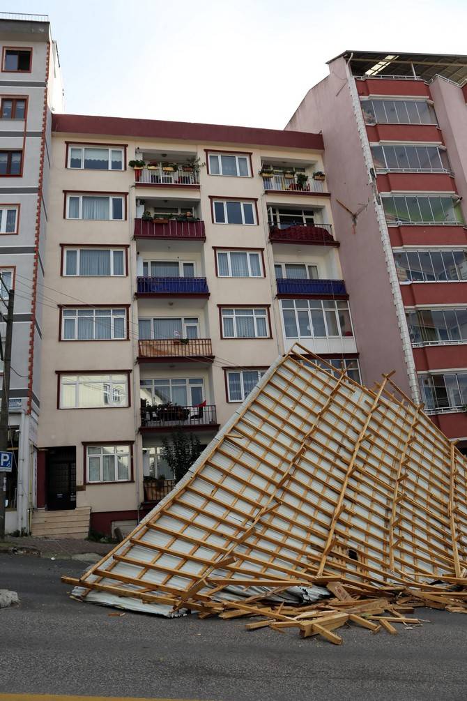 Giresun'da fırtına; çatılar uçtu; 1'i çocuk 2 kişi yaralı 20