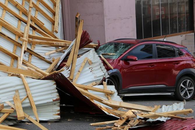 Giresun'da fırtına; çatılar uçtu; 1'i çocuk 2 kişi yaralı 3