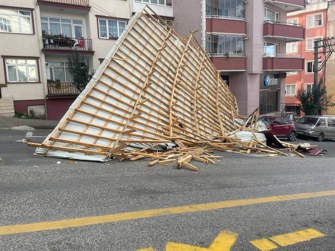 Giresun'da fırtına; çatılar uçtu; 1'i çocuk 2 kişi yaralı 6