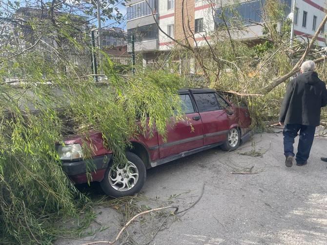 Giresun'da fırtına; çatılar uçtu; 1'i çocuk 2 kişi yaralı 8