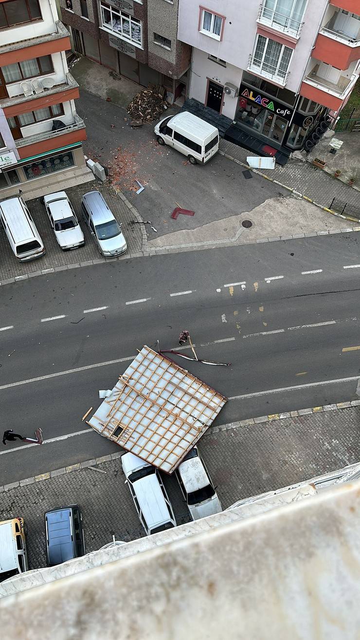 Trabzon'da bir kişi rüzgarda savrulan çatının altında kalmaktan son anda kurtuldu 10