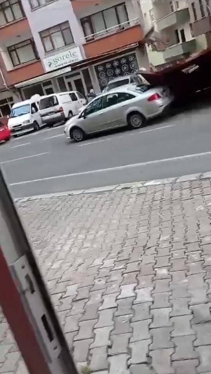 Trabzon'da bir kişi rüzgarda savrulan çatının altında kalmaktan son anda kurtuldu 6