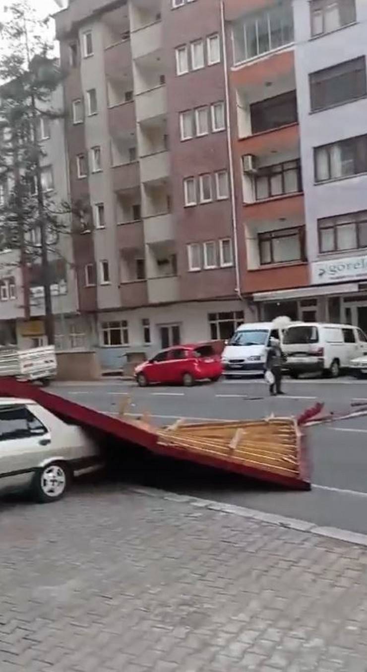 Trabzon'da bir kişi rüzgarda savrulan çatının altında kalmaktan son anda kurtuldu 7