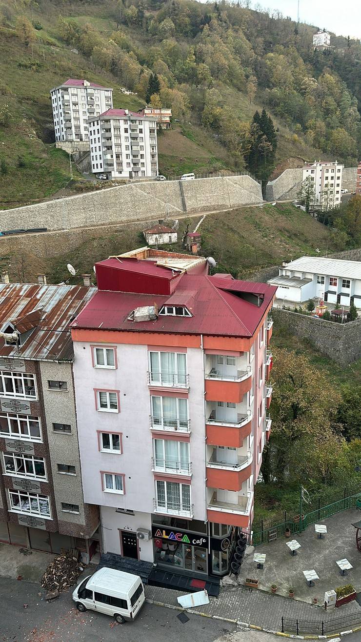 Trabzon'da bir kişi rüzgarda savrulan çatının altında kalmaktan son anda kurtuldu 9