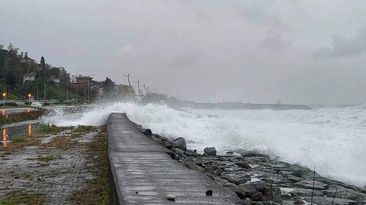 Dalgalar Karadeniz Sahil Yolu’na kadar ulaştı 3